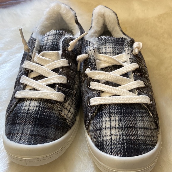 🆕 Black plaid comfort faux fur-lined sneakers in size 7.5 - Picture 2 of 6
